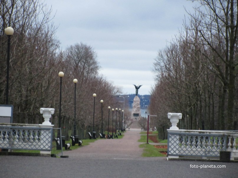 Вдали  Памятник «Русалке