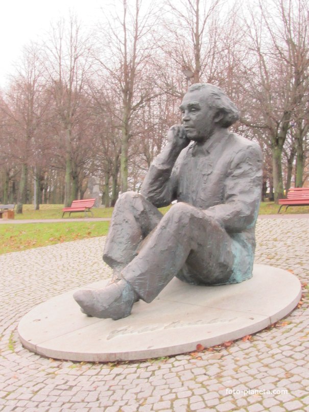 бронзовая скульптура Густава Эрнесакса – эстонского композитора и основоположника хорового движения, другой ракурс