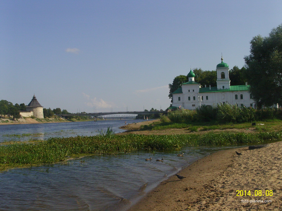 Покровская башня, мост имени 50-летия Октября через реку Великая и устье речки Мирожа с Мирожским монастырём