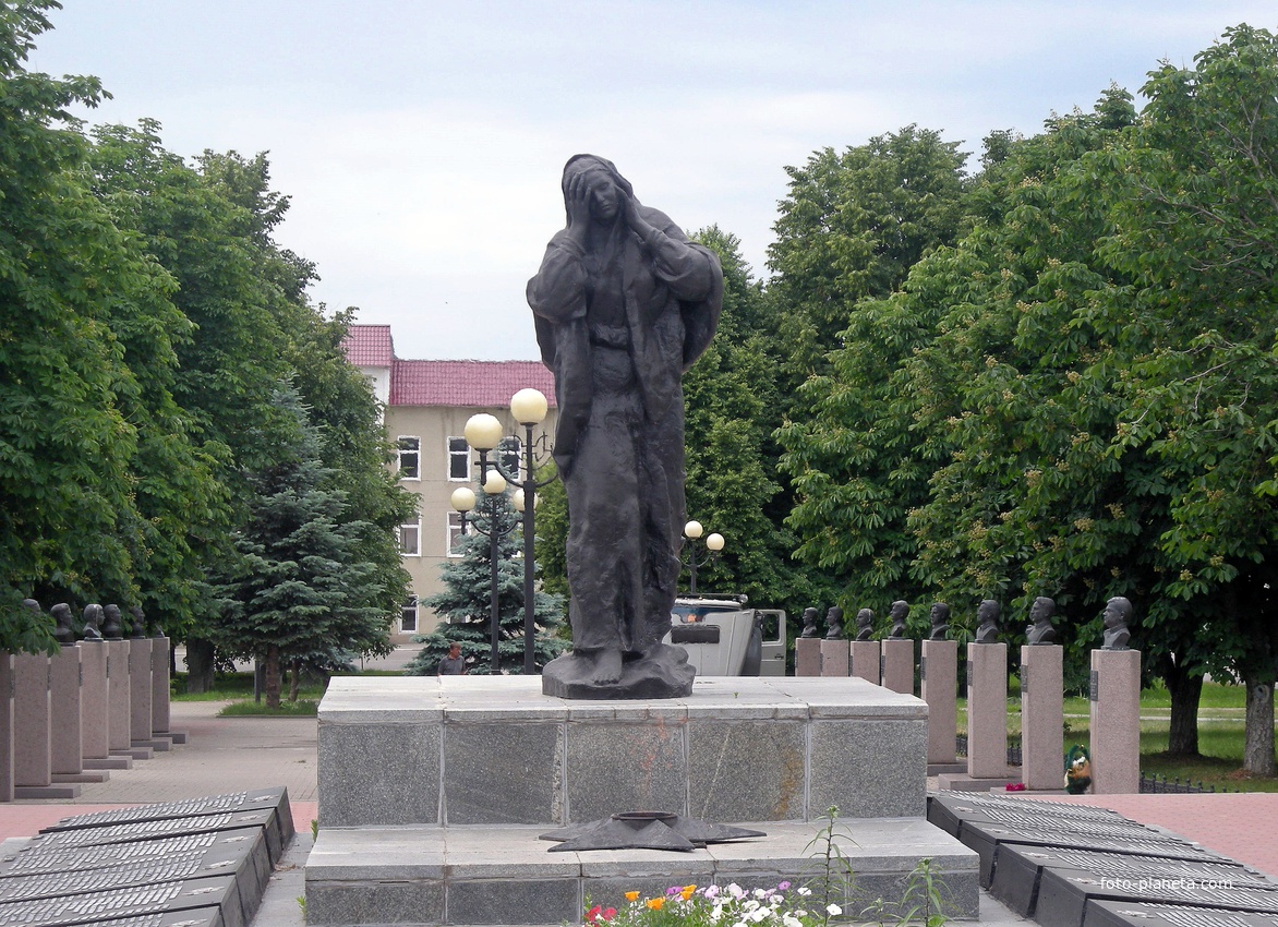 Площадь валуйки. Памятник Скорбящей матери Валуйки. Аллея героев Валуйки. Памятник Скорбящей матери Валуйки Белгородская. Памятник Скорбящей матери города Валуйки.