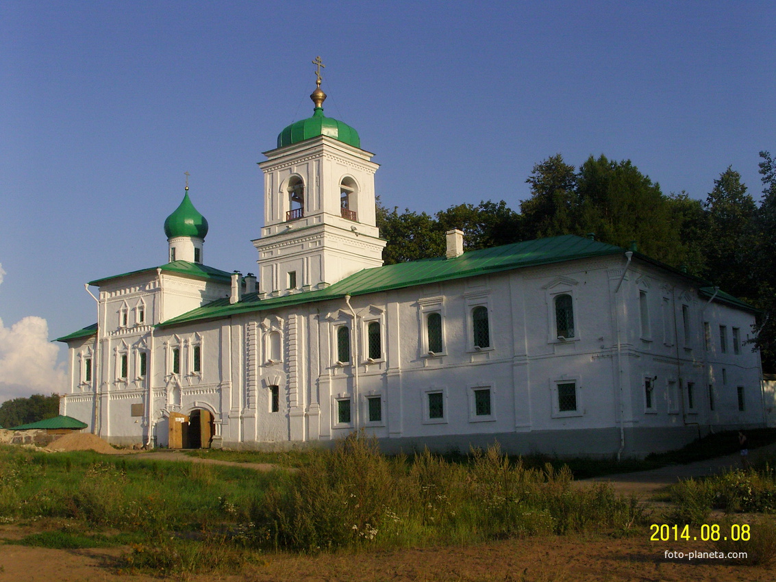 Стефаниевский надвратный храм с центральным входом в Мирожский мужской монастырь