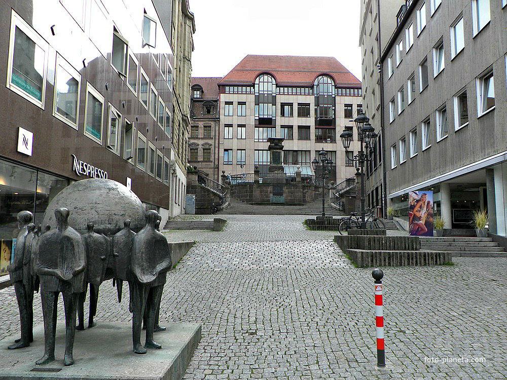 памятник глобусу