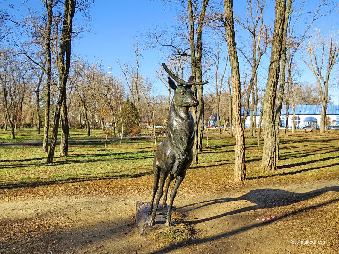 Скульптура оленя в парке Юность