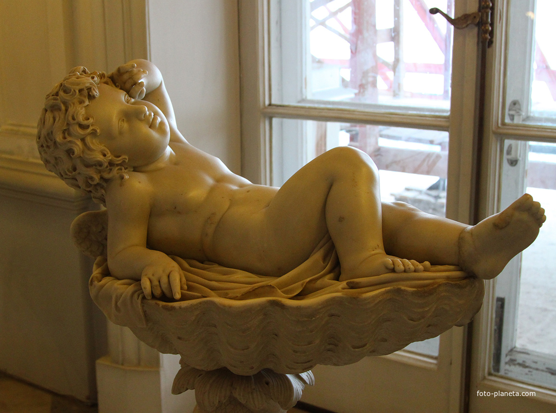 Скульптура амура на Парадной лестнице Екатерининского дворца
