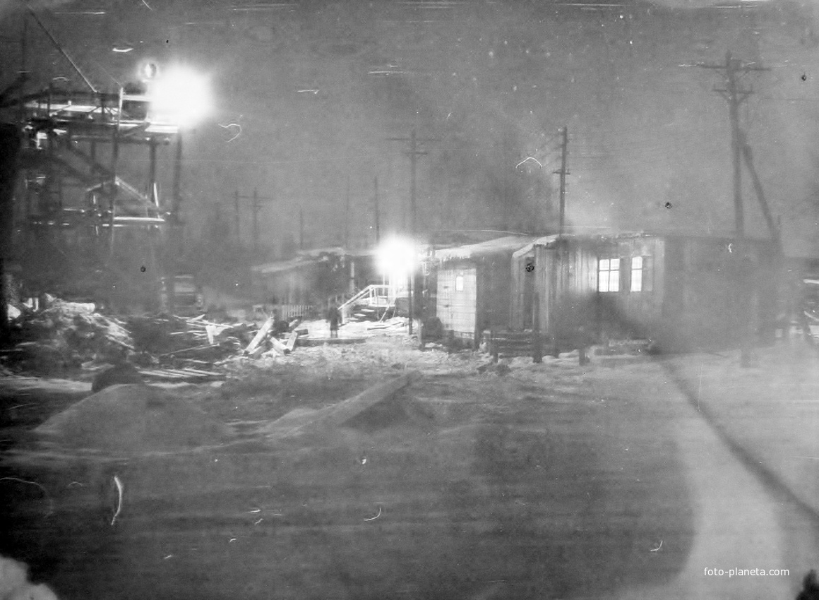 Строящаяся база строителей автодороги Хандыга-Нежданинское в Теплом Ключе ночью. Декабрь 1980
