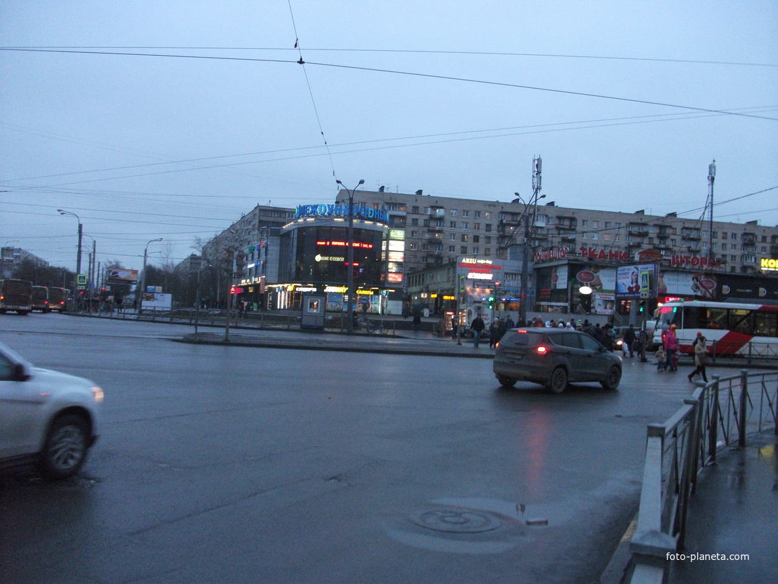 Перекрёсток улиц Бухарестская и Белы Куна.