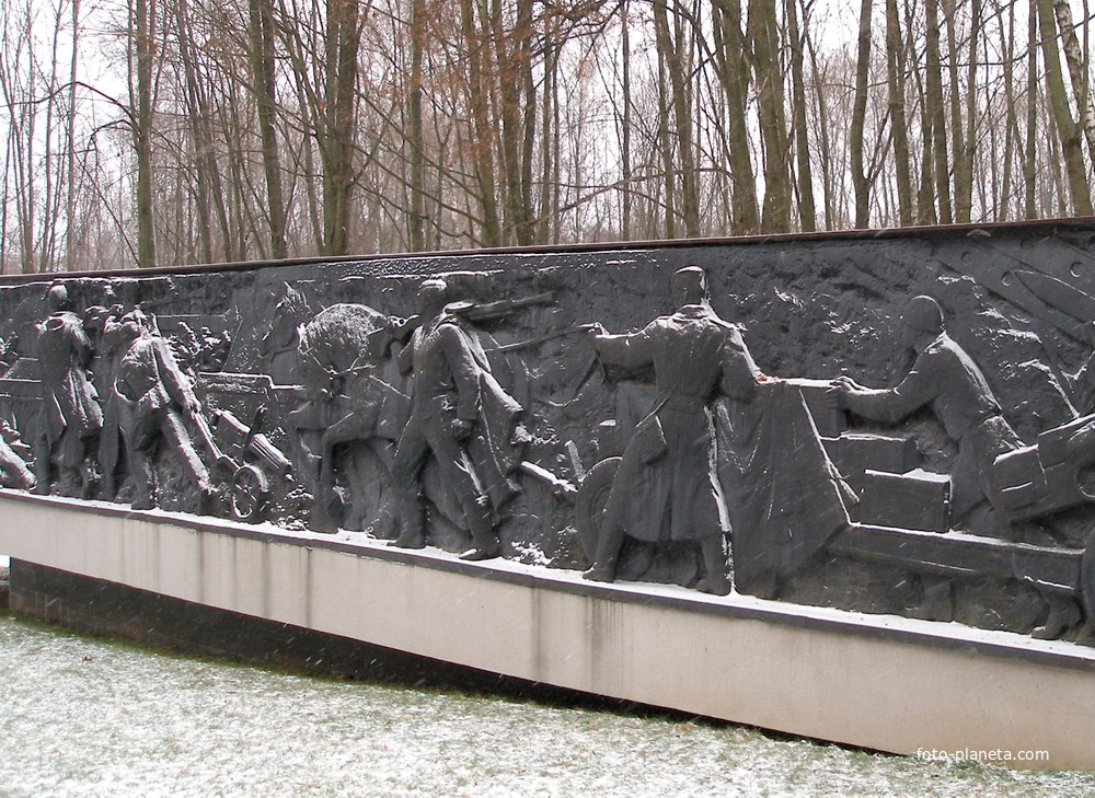 Фрагмент памятника воинам победителям в парке Победы