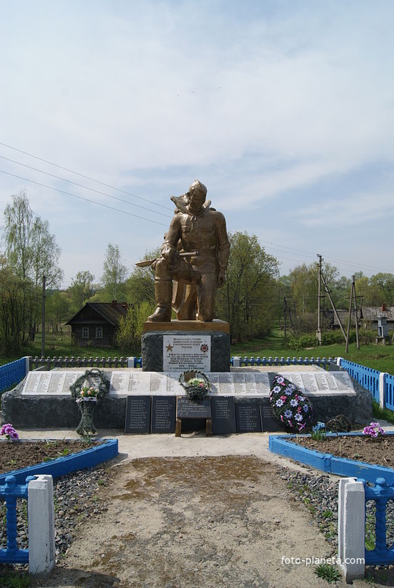 Памятник на Братской могиле в д. Шапчицы.