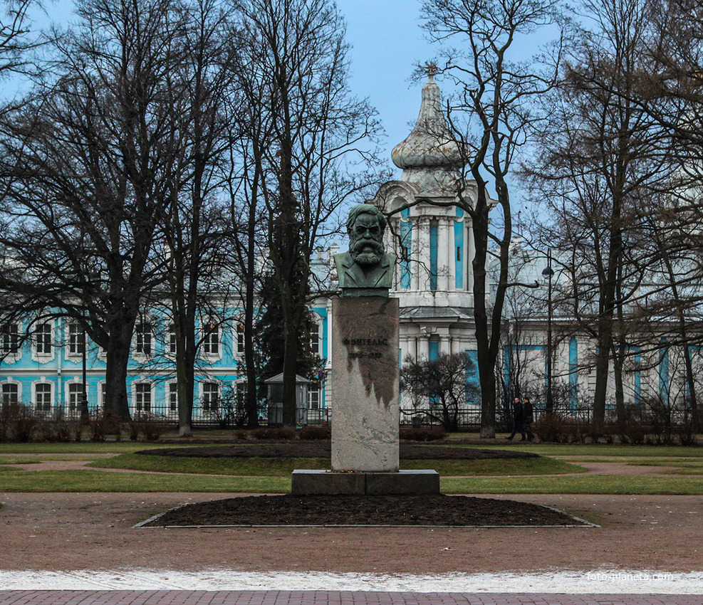 Памятник Фридриху Энгельсу