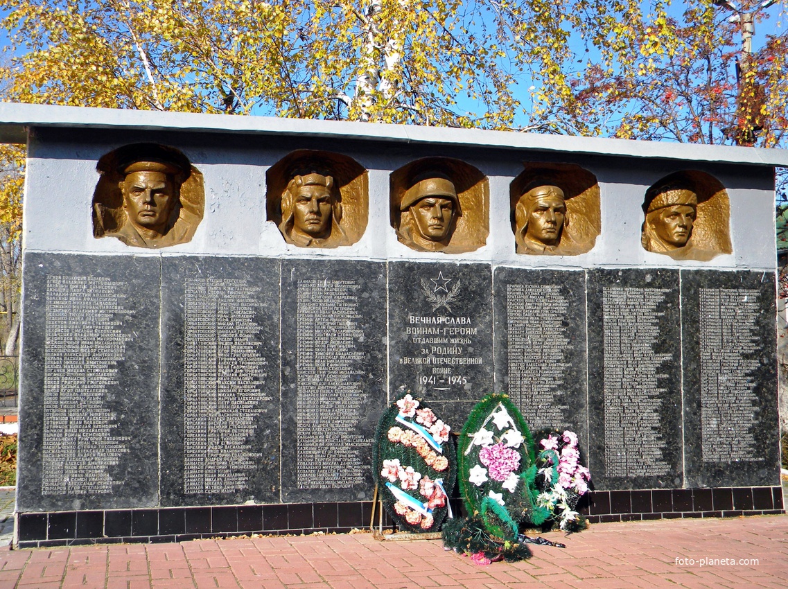 Братская могила 19 советских воинов