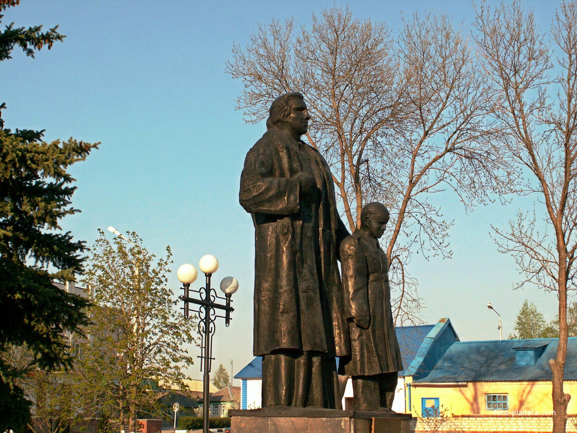 Памятник на братской могиле 66 советских воинов