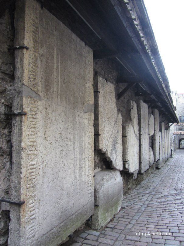 Памятная стена надгробья похороненных в храме влиятельных деятелей, принадлежащих к Братству Черноголовых, большой гильдии и членам Таллинского магистрата.