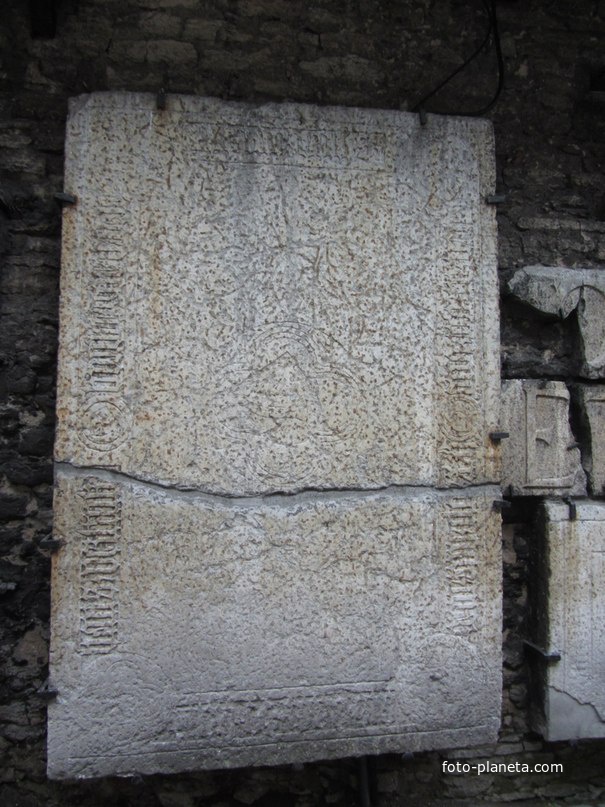 Памятная стена надгробья похороненных в храме влиятельных деятелей, принадлежащих к Братству Черноголовых, большой гильдии и членам Таллинского магистрата.