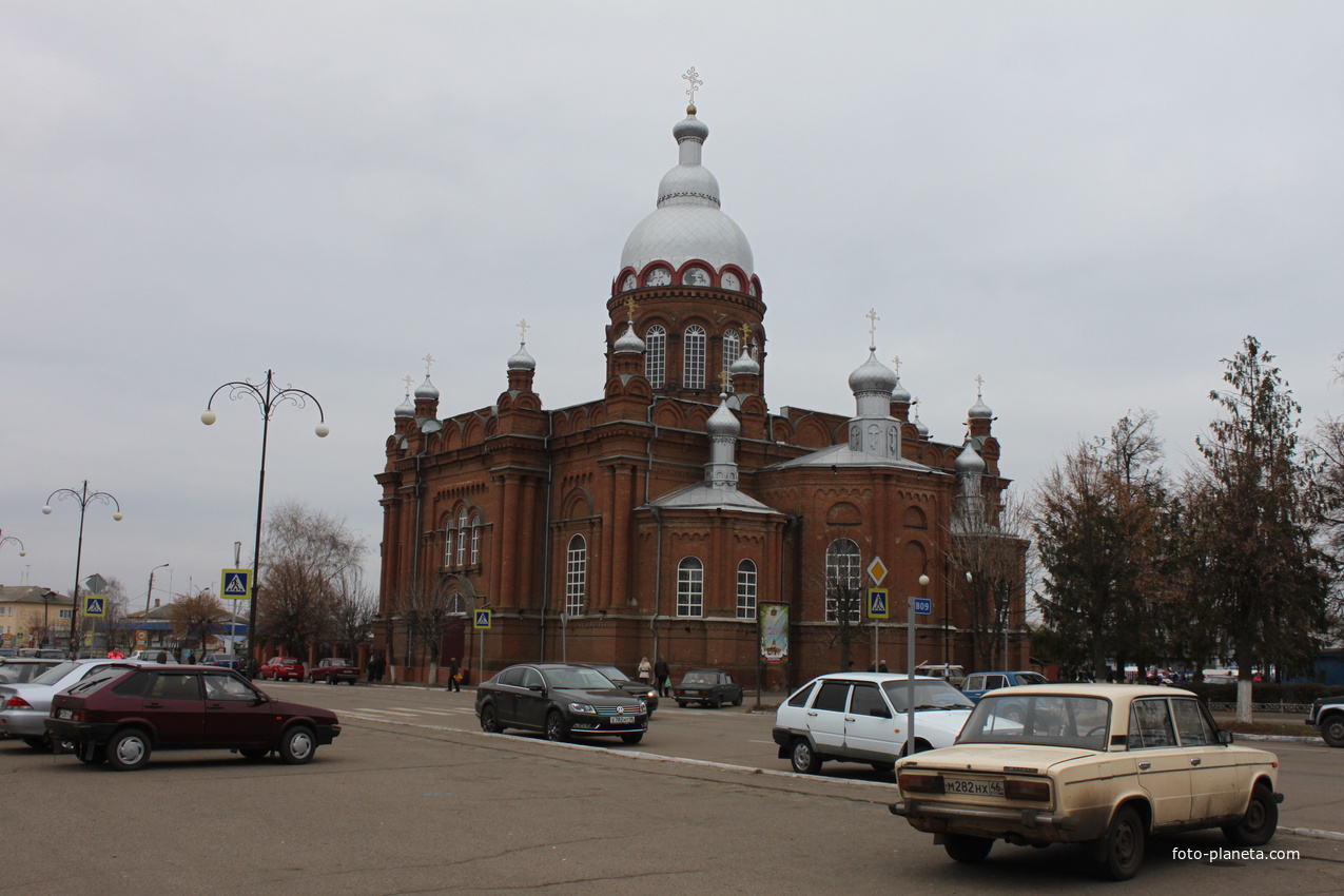 Обоянь. Вид на Свято-Троицкий храм с центральной площади.