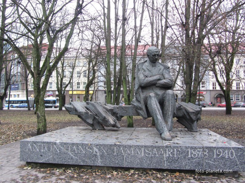 Памятник эстонскому писателю Антону Хансену Таммсааре, другой ракурс