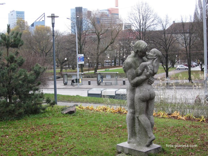 В сквере около вируских ворот