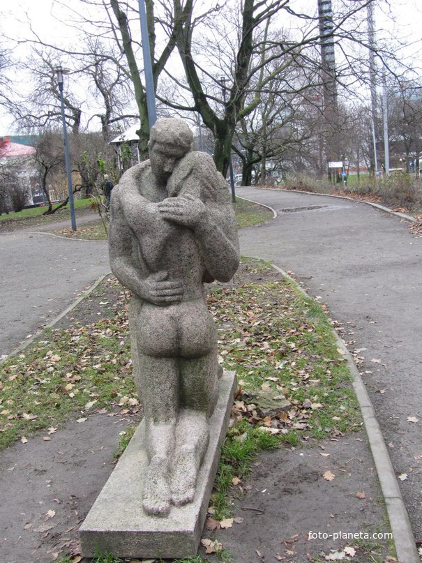 В сквере около вируских ворот