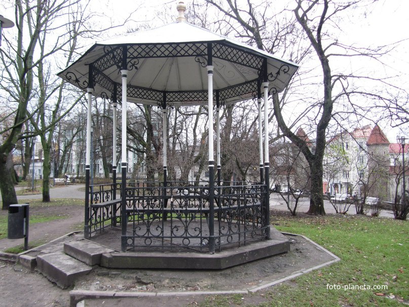 Беседка в сквере около вируских ворот