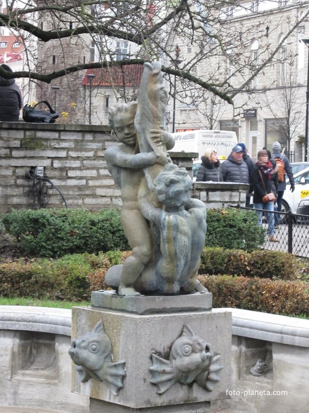 Фонтанная скульптура была установлена в 1945 году