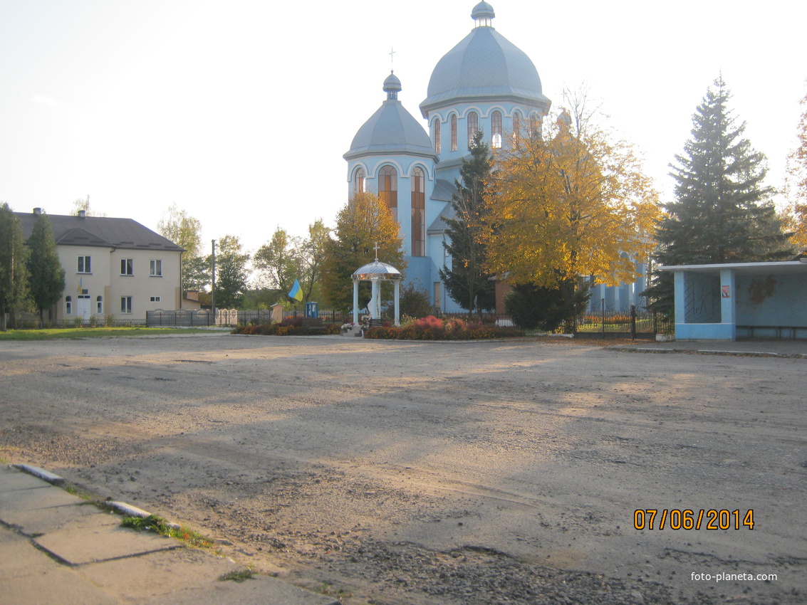 Площа в центрі села