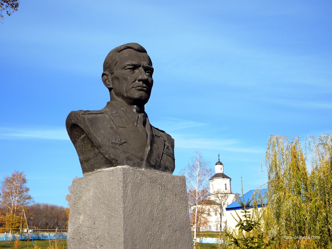 Памятник Герою Советского Союза летчику Васильченко А.Г