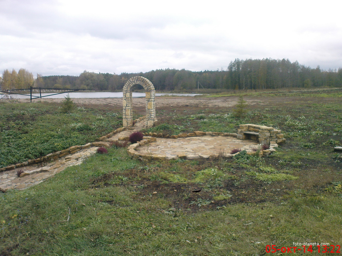 арка на родник у пруда