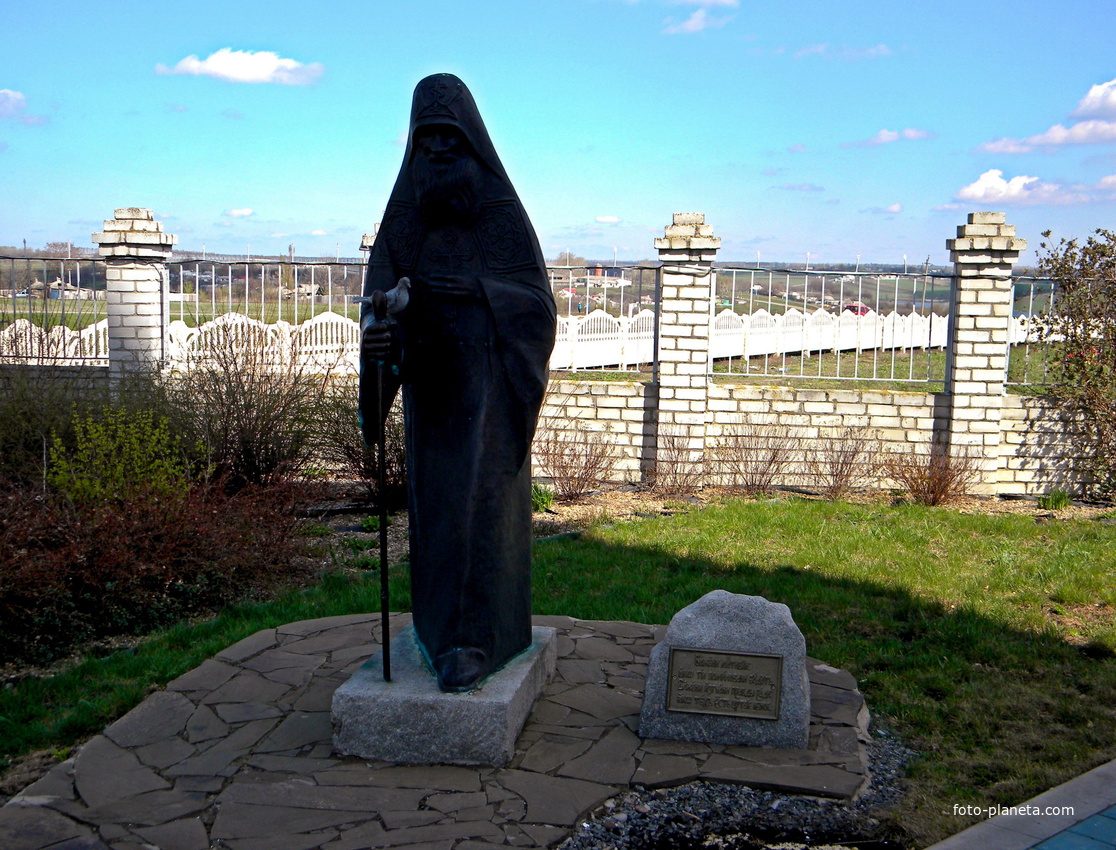 Памятник на могиле Старца Григория в селе Покровка