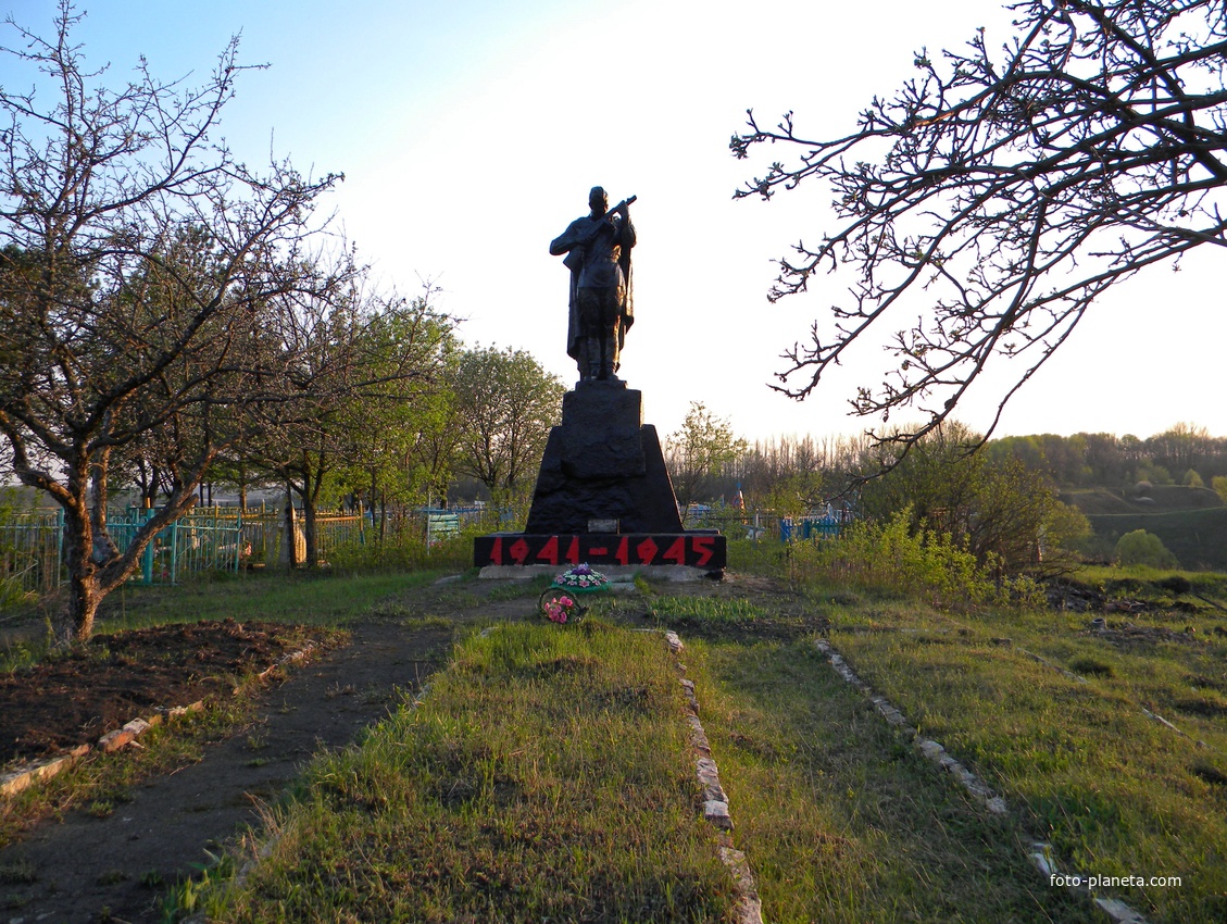 Братская могила 28 советских воинов