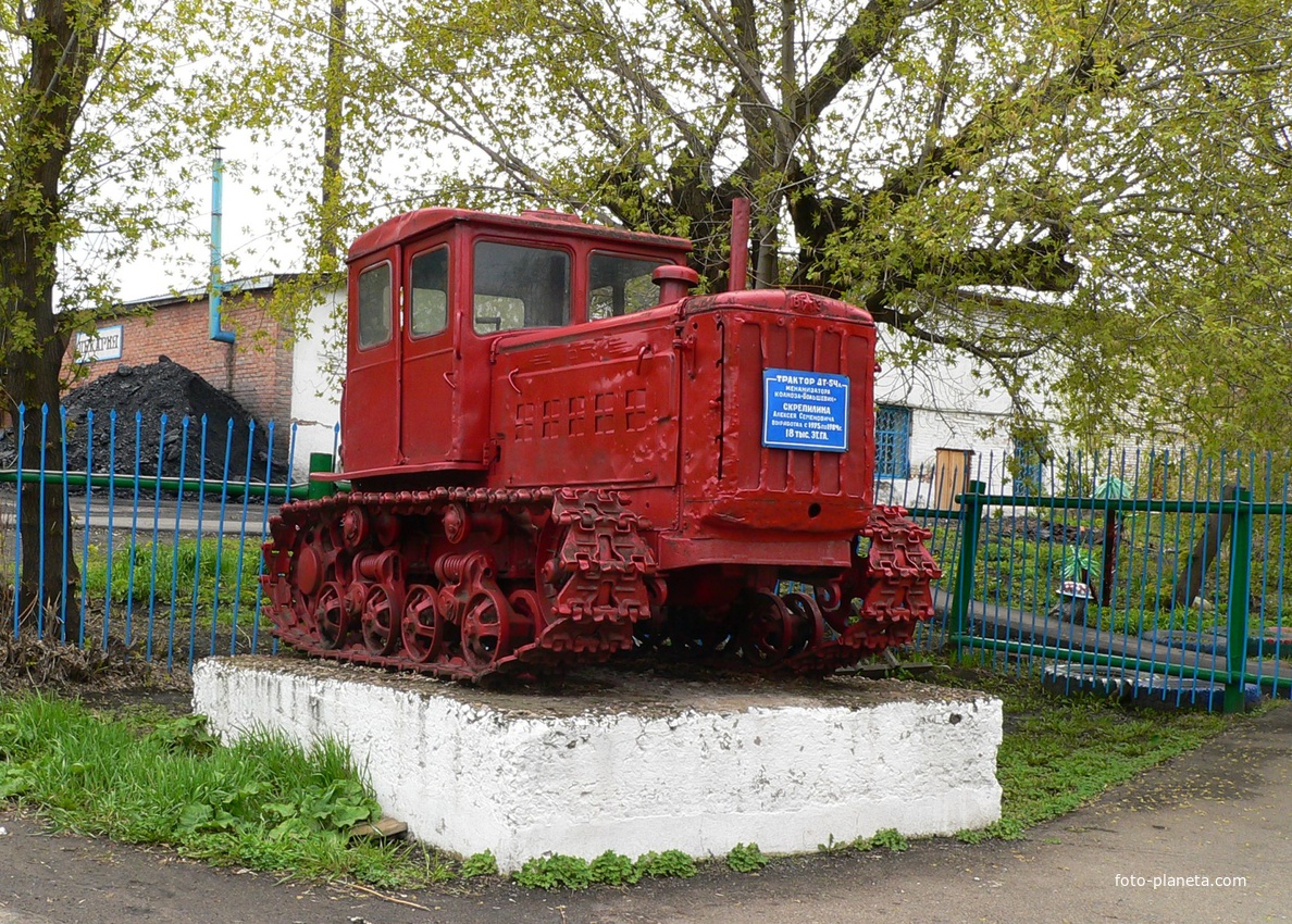 Памятник трактор ДТ-54