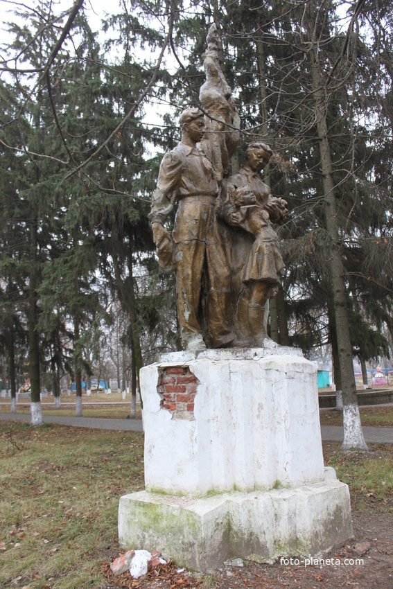 Обоянь на 10 дней. Парк юных пионеров Обоянь. Курская обл г Обоянь парк юных пионеров мемориал. Памятники в Обояни. Обоянь город-парк.