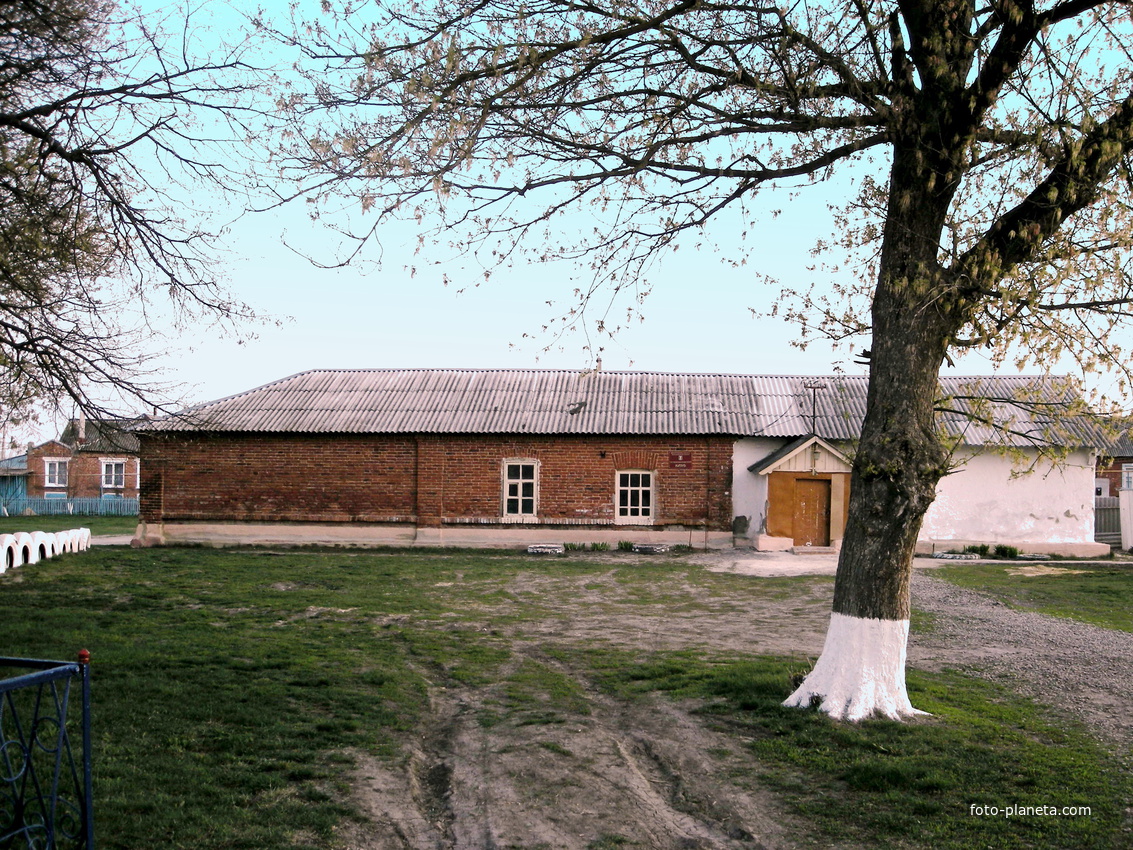 Здание бывшей церковно-приходской школы.