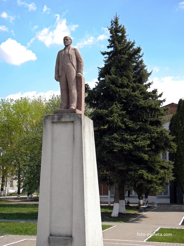 Памятник Ленину в селе Стригуны