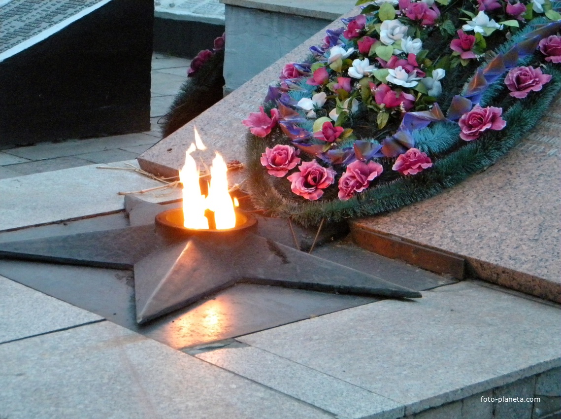 Братская могила 695 советских воинов
