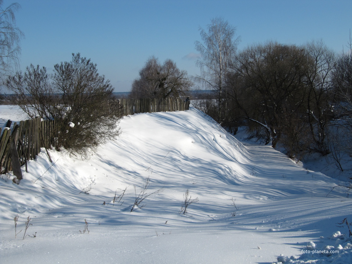 У сельмага.