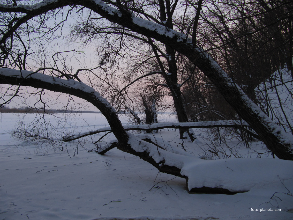 У реки, за школой.