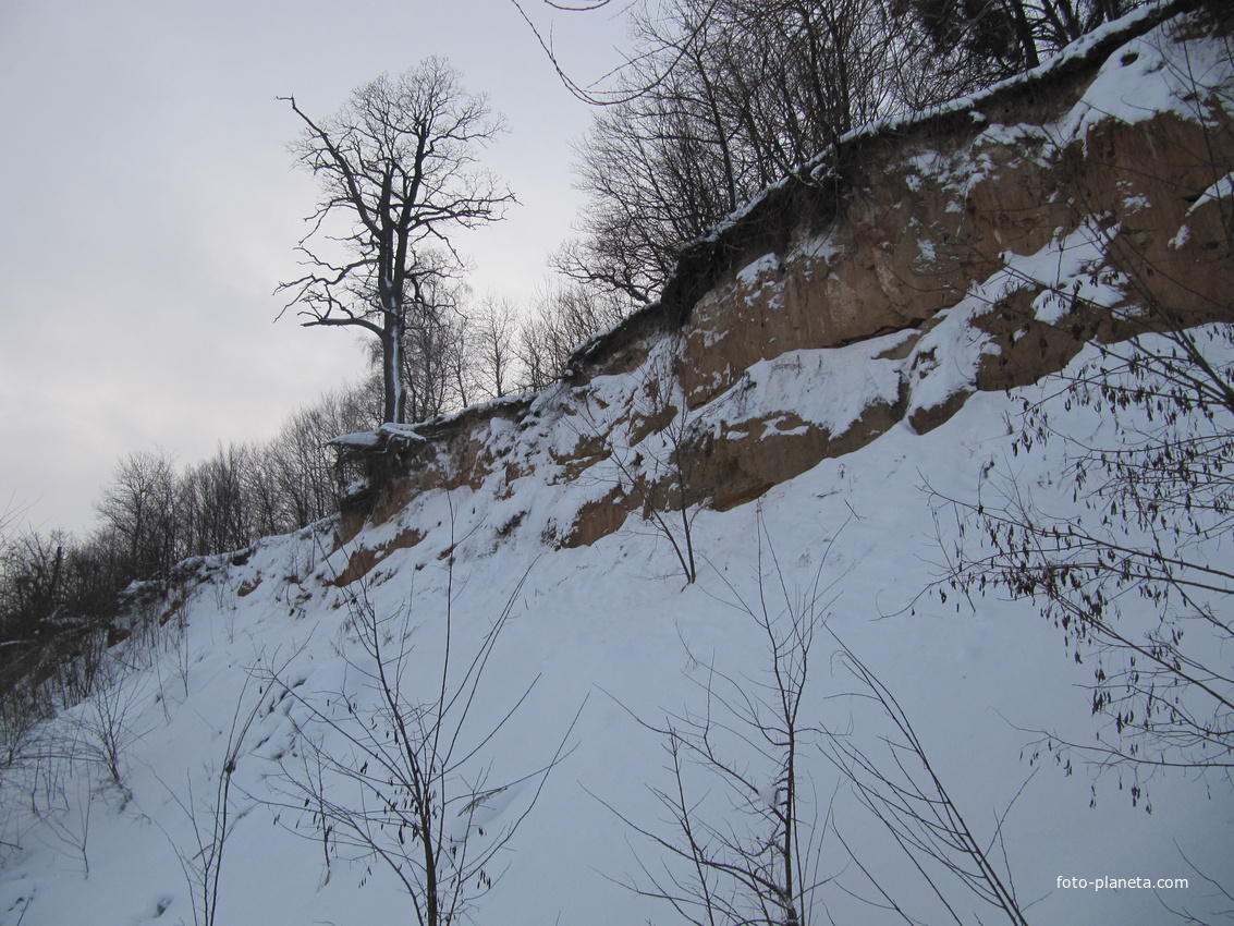 Над обрывом.