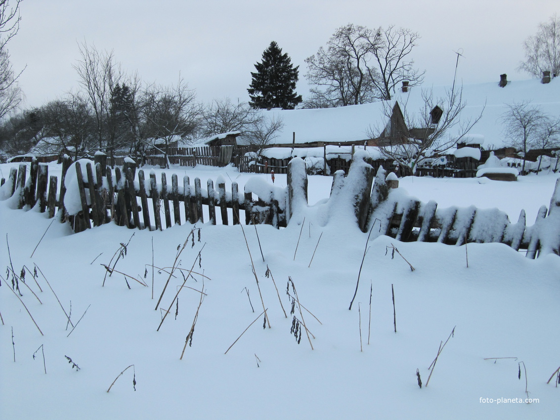 Всё укрыло снегом.За стадионом.