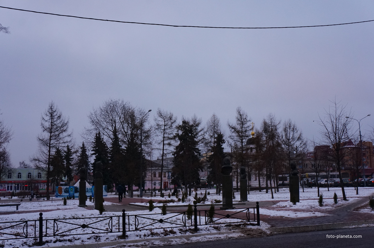 Площадь Ленина. Бронзовые бюсты известных в России людей, связанных с бронницкой землей