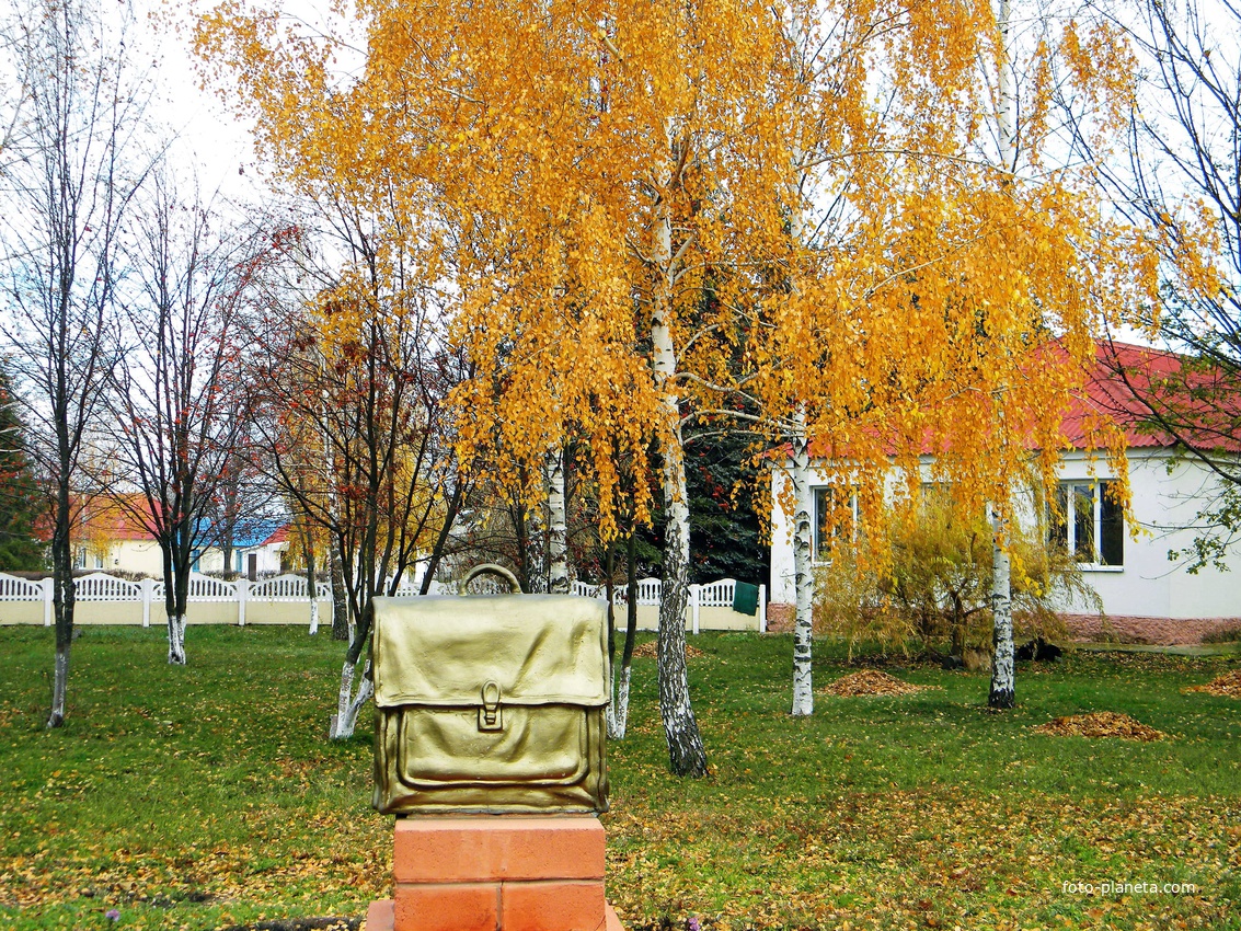 Памятник школьному портфелю около Венгеровской средней школы