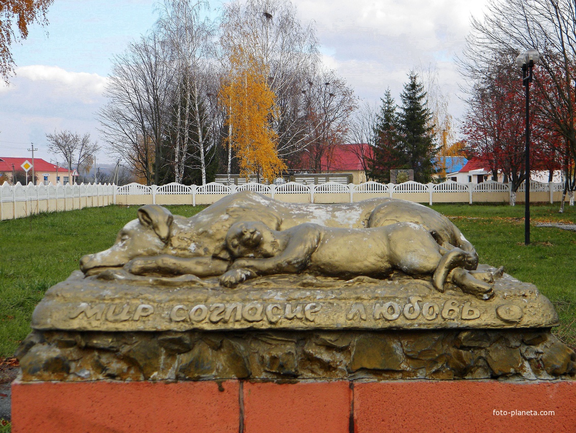 Памятник около Венгеровской средней школы
