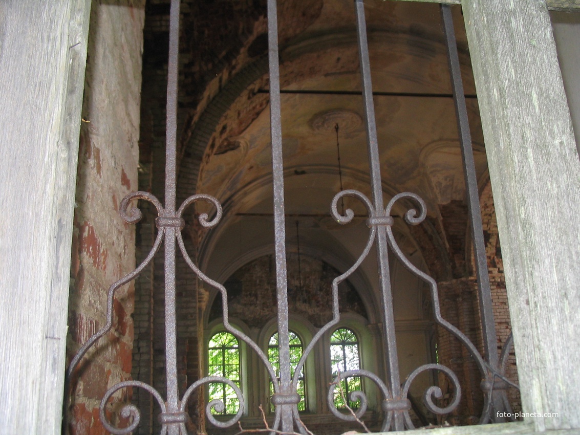 Кованая решётка на окнах церкви в Ясенском.