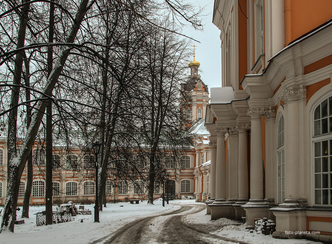 Вид на Федоровскую церковь Александро-Невской Лавры
