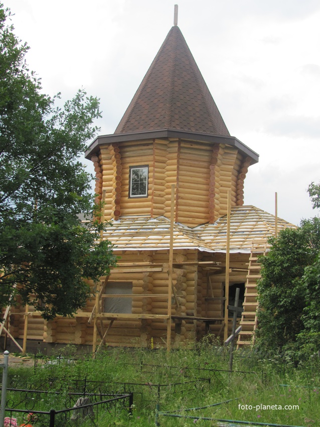 Строительство храма в честь Святого апостола Андрея Первозванного в Ясенском, июль 2014.