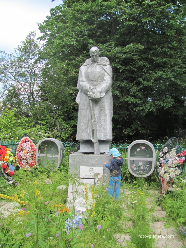 Братская могила на территории церковного кладбища в Ясенском, июль 2014.