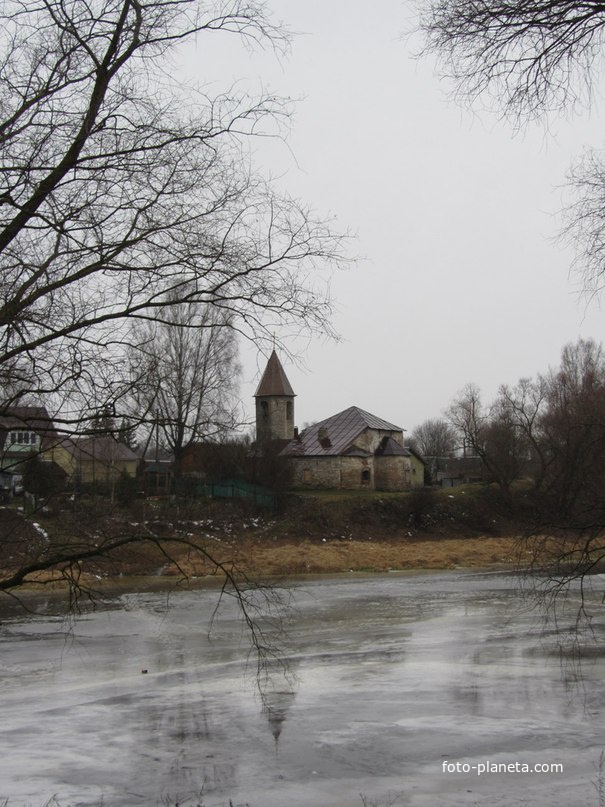 Бывший девичий монастырь на Шелони, другой ракурс