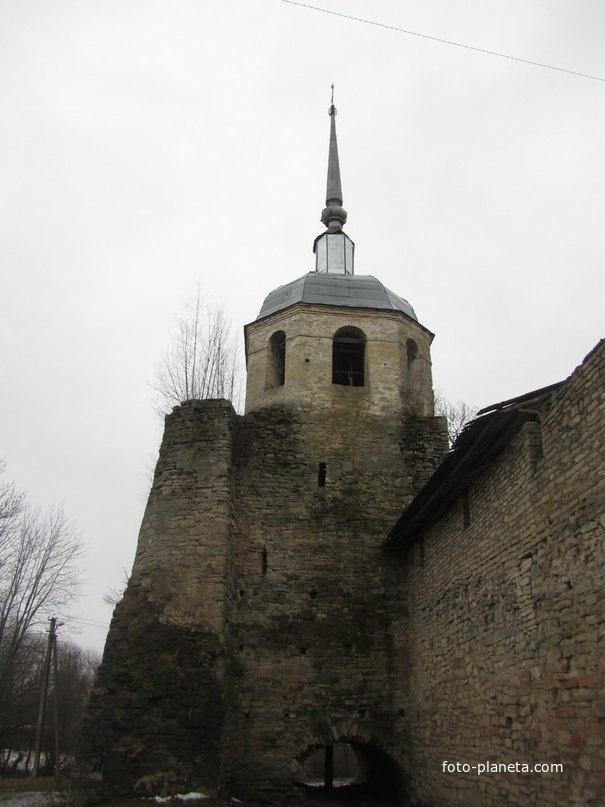 Порховская крепость: Никольская башня , другой ракурс
