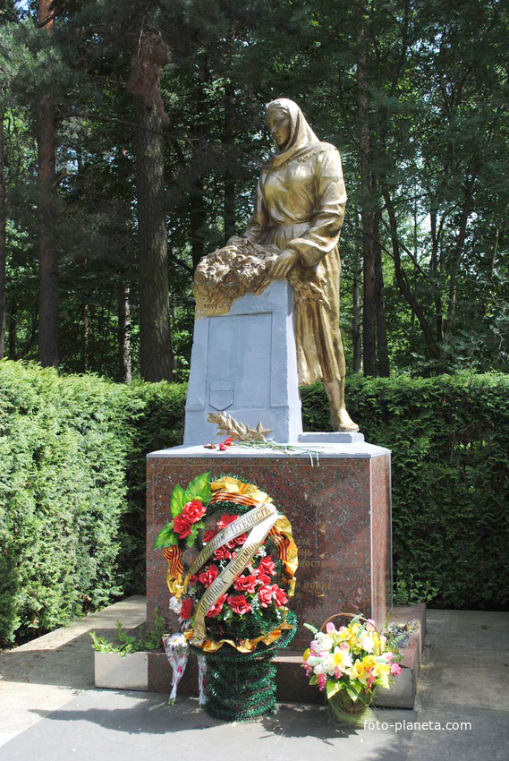Памятник погибшим в Великую Отечественную войну в парке Челюскинцев
