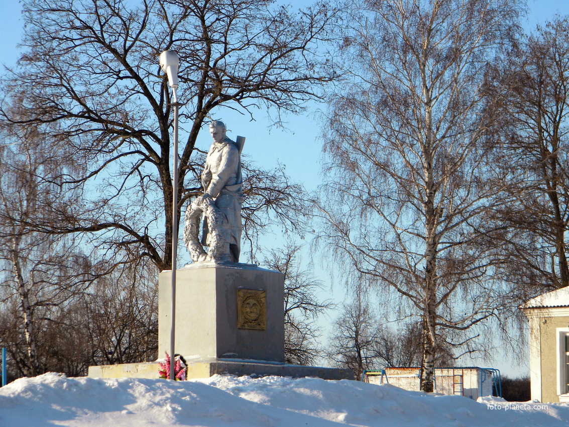 Братская могила 27 советских воинов