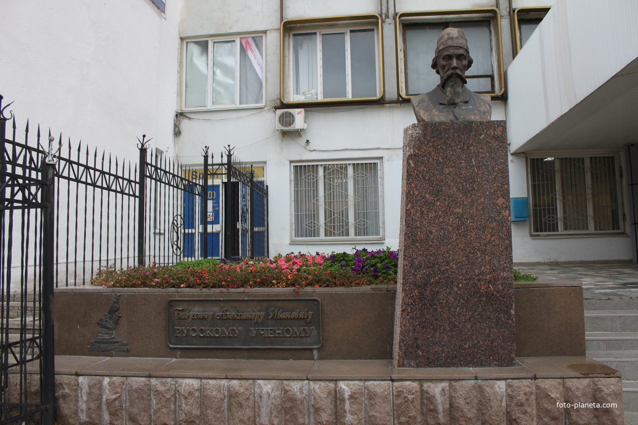 Орёл. Памятник учёному Александру Бабухину.