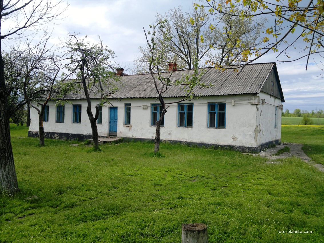Атюхта. Здание старой школы.